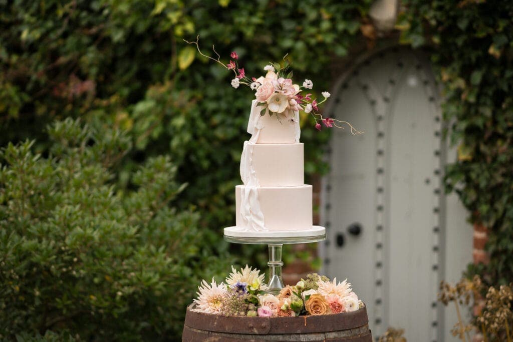 Love Wedding Cakes - Amber Briggs - https://www.loveweddingcakes.co.uk/